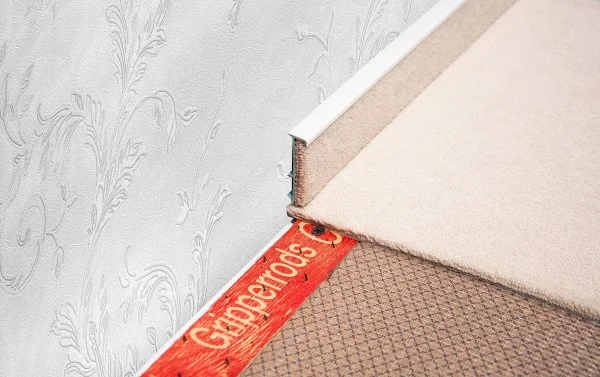 Плинтус для ковролина Korner Listwa 100 Белый 2,5м (50мм) в Казани