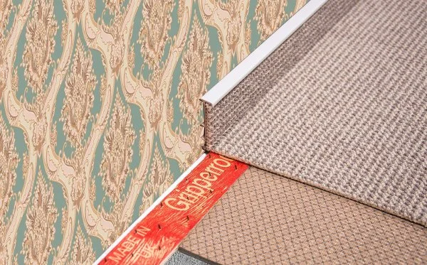 Плинтус для ковролина Korner Listwa 106 Светло-серый 2,5м (50мм) в Казани