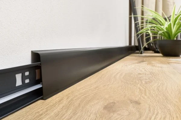 Плинтус пластиковый Arbiton INDO70 220 Чёрный матовый 2.5 м в Казани