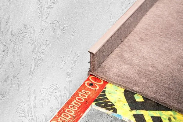 Плинтус для ковролина Korner Listwa 102 Беж 2,5м (50мм) в Казани